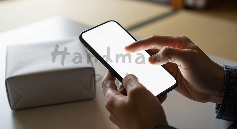 フリー素材 無料 写真｜父の日 スマホでギフトを選ぶ手元｜ギフト訴求に使いやすい