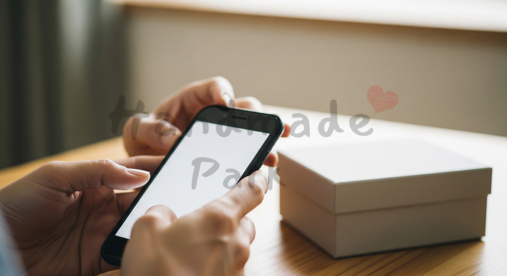 フリー素材 無料 写真|父の日 スマホでギフトを選ぶ手元 シーン|ショップ告知・販促向け