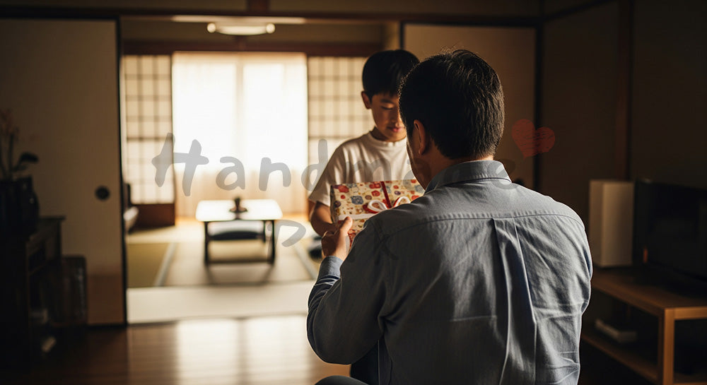 フリー素材 無料 写真｜父の日 背中越しに渡すギフト（顔なし）｜メッセージ画像に合わせやすい
