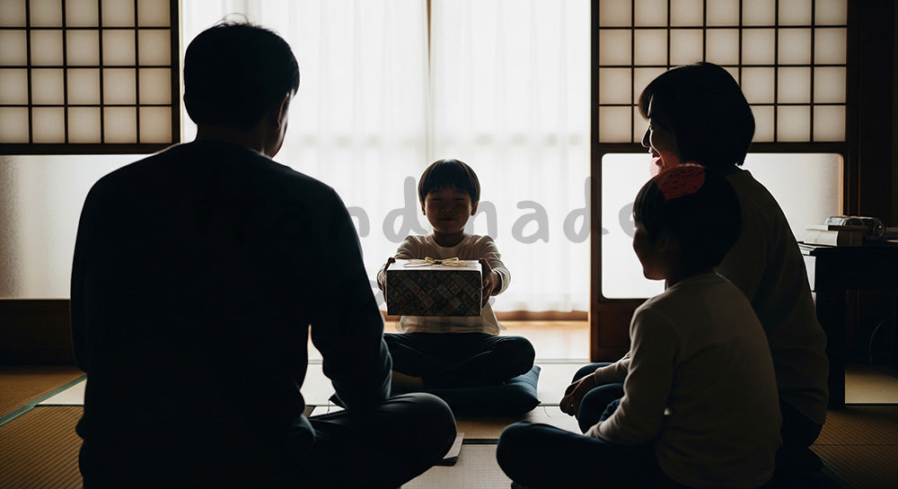 フリー素材 無料 写真｜父の日 背中越しに渡すギフト（顔なし） シーン｜プレゼント特集の見出しに