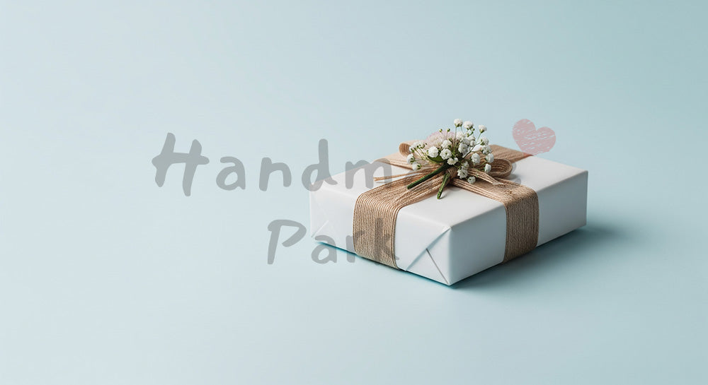 フリー素材 無料 写真｜父の日 ブルー背景の上品ギフト静物（花添え） シーン｜メッセージ画像に合わせやすい