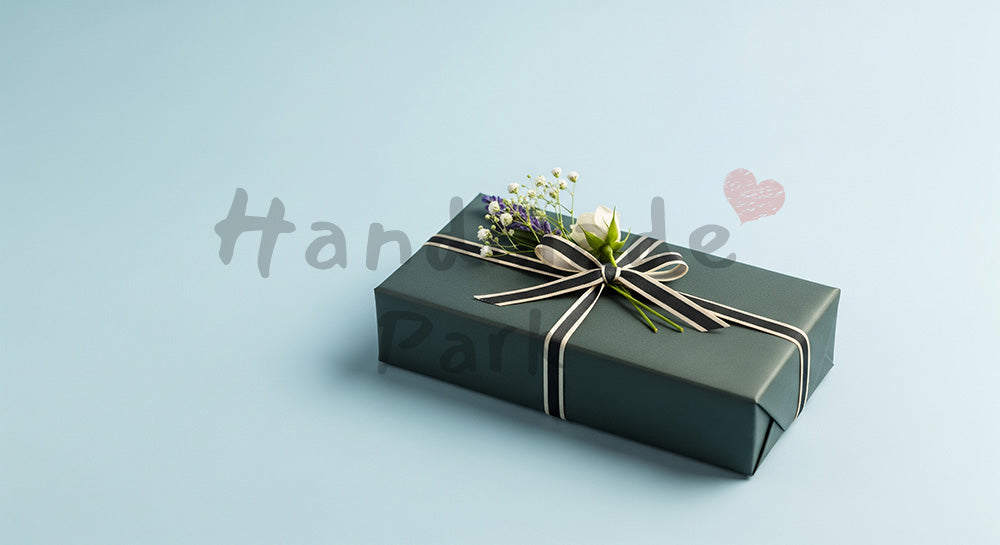 フリー素材 無料 写真｜父の日 ブルー背景の上品ギフト静物（花添え）｜ギフト訴求に使いやすい