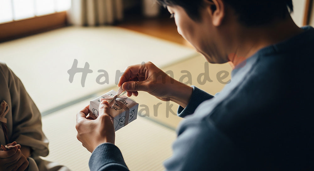 フリー素材 無料 写真｜父の日 包みをほどく手元の瞬間（顔なし）｜LP・バナーに使いやすい