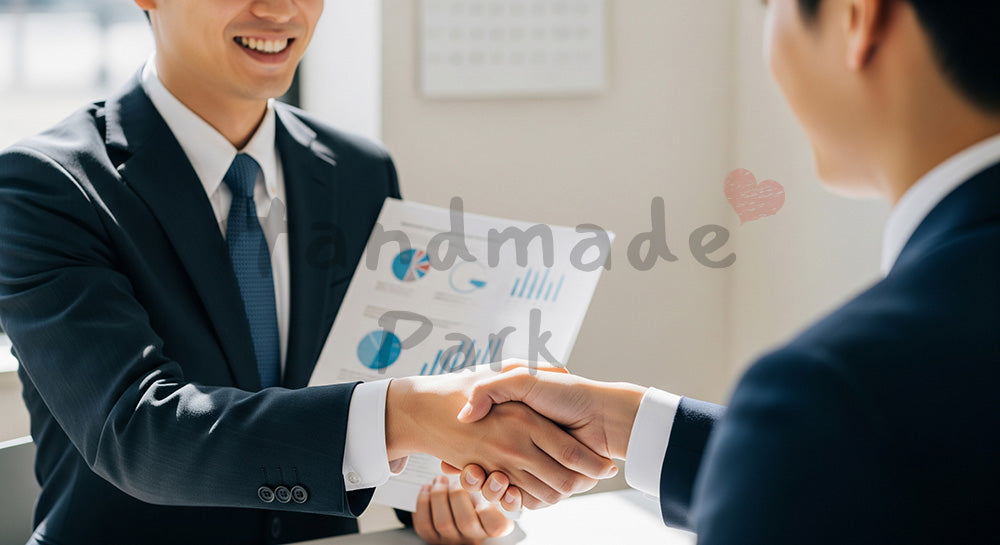 フリー素材 無料 写真|採用・企業サイト向け 日本人法人営業が会議室で提案し握手する信頼感ある写真|特集ページの見出しに便利