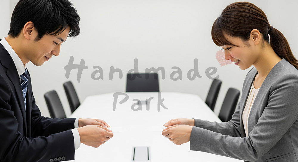 フリー素材 無料 写真｜採用向け 日本の商談で名刺交換する日本人営業と顧客の丁寧なシーン｜記事・スライドの差し込みに