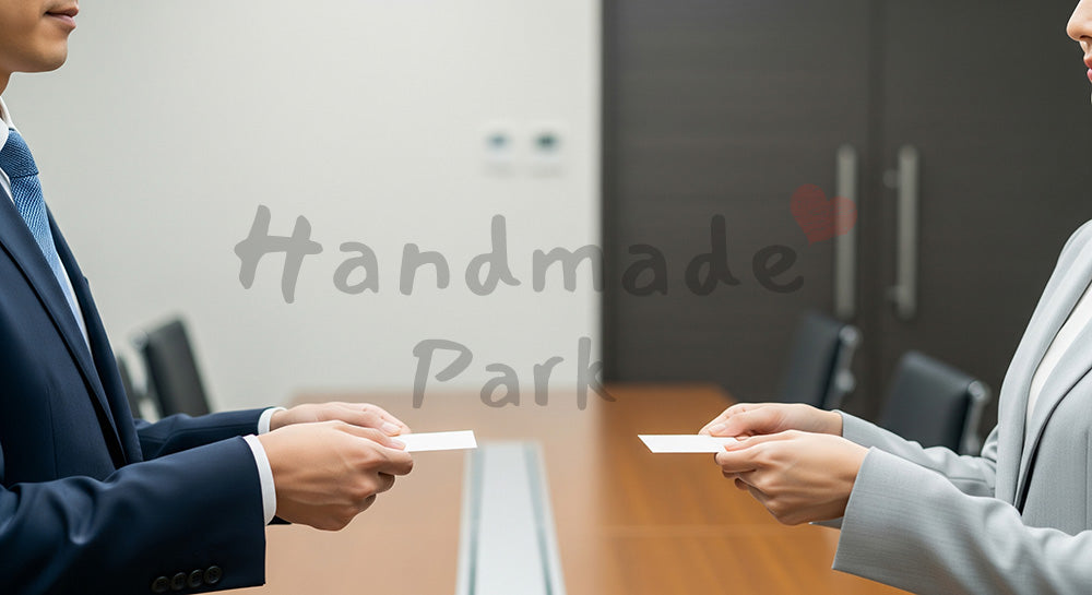 フリー素材 無料 写真｜採用向け 日本の商談で名刺交換する日本人営業と顧客の丁寧なシーン｜LP・バナーに使いやすい