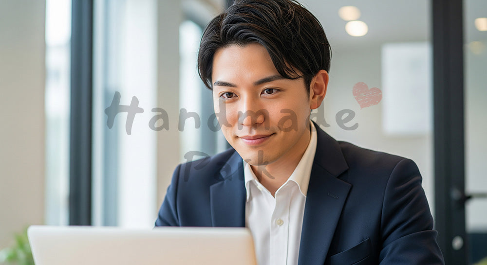 フリー素材 無料 写真|採用向け 日本人若手営業がコワーキングでPC作業する爽やかプロフィール写真|SNS投稿のアイキャッチ画像向け