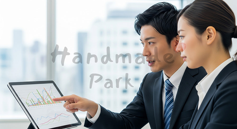 フリー素材 無料 写真｜採用向け 日本人営業が上司と提案内容を相談する成長・改善のオフィス写真 シーン｜SNS投稿のアイキャッチ画像向け