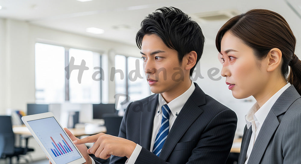 フリー素材 無料 写真|採用向け 日本人営業が上司と提案内容を相談する成長・改善のオフィス写真|特集ページの見出しに便利