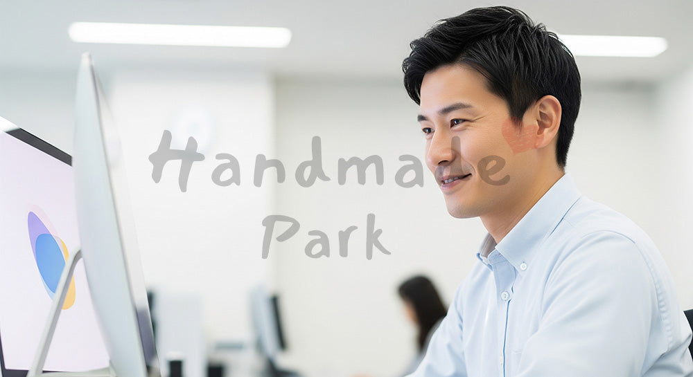フリー素材 無料 写真｜採用向け 日本人営業がPCで顧客対応メールを作成する集中した仕事写真 シーン｜LP・バナーに使いやすい