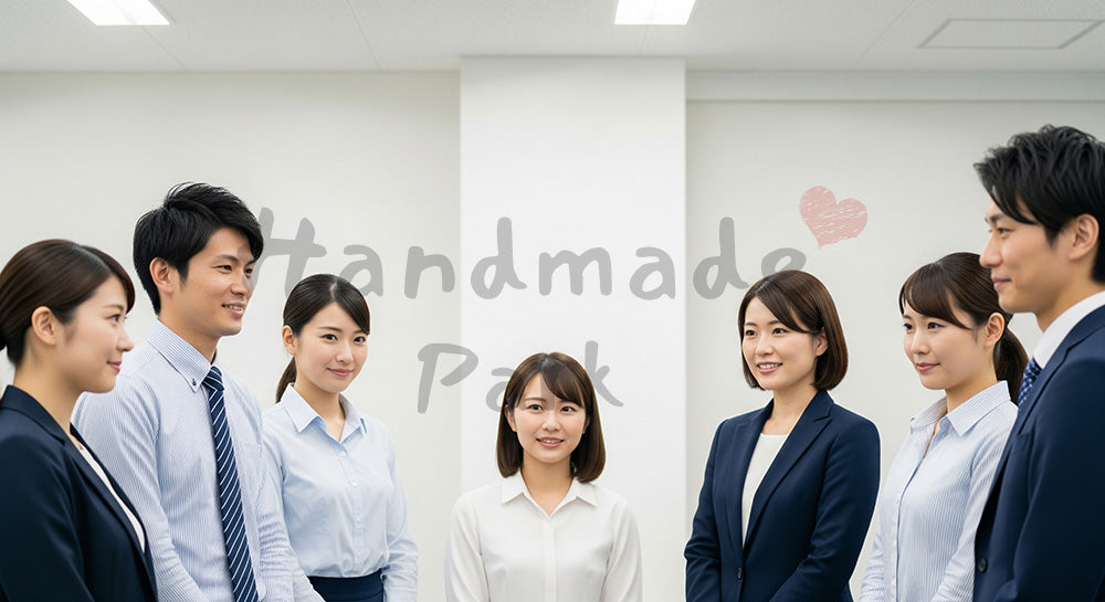 フリー素材 無料 写真｜採用向け 日本の営業チームが朝会で情報共有する活気ある職場写真｜特集ページの見出しに便利