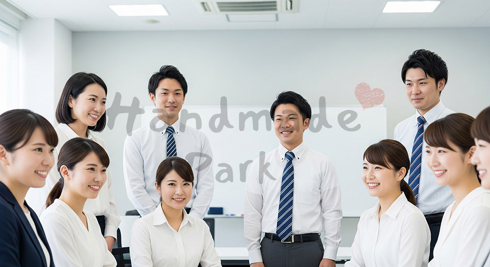 フリー素材 無料 写真｜採用向け 日本の営業チームが朝会で情報共有する活気ある職場写真 シーン｜記事・スライドの差し込みに