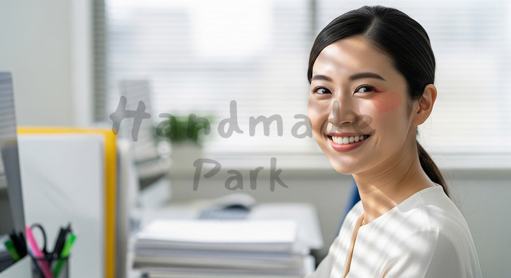 フリー素材 無料 写真｜採用向け 日本人若手女性営業の自然な笑顔ポートレート オフィス背景 シーン｜特集ページの見出しに便利