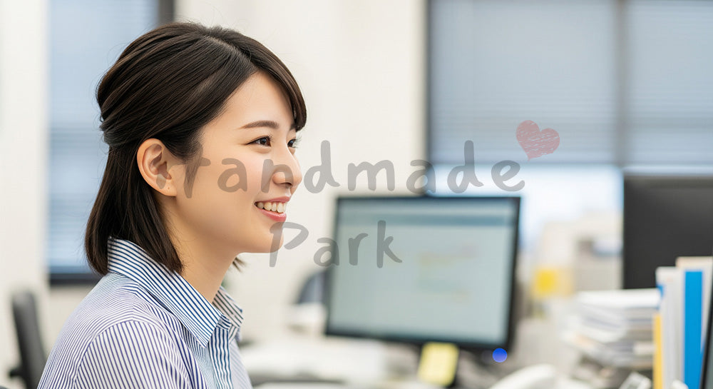 フリー素材 無料 写真｜採用向け 日本人若手女性営業の自然な笑顔ポートレート オフィス背景｜LP・バナーに使いやすい