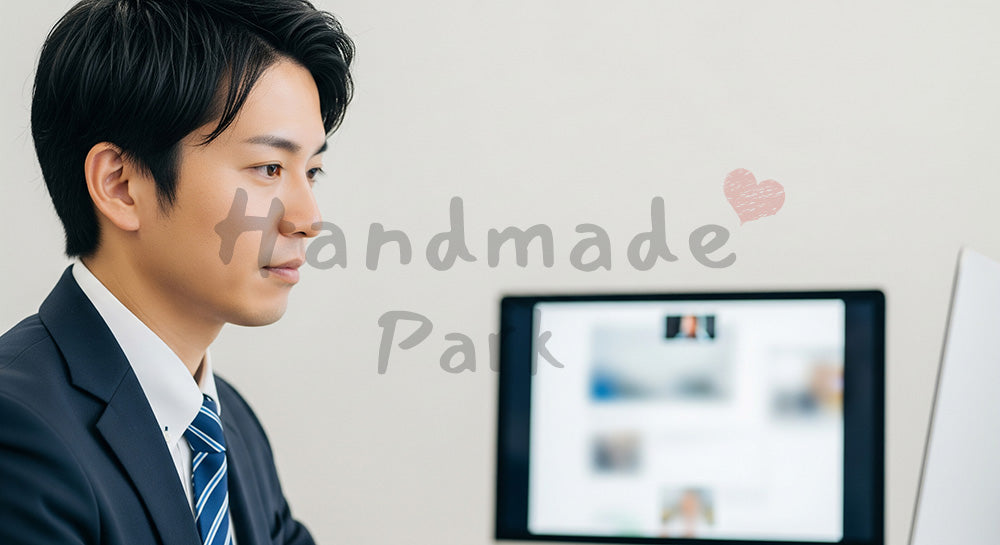 フリー素材 無料 写真｜DX/SaaS向け 日本人営業がオンラインで提案共有する真剣なオフィス写真｜特集ページの見出しに便利