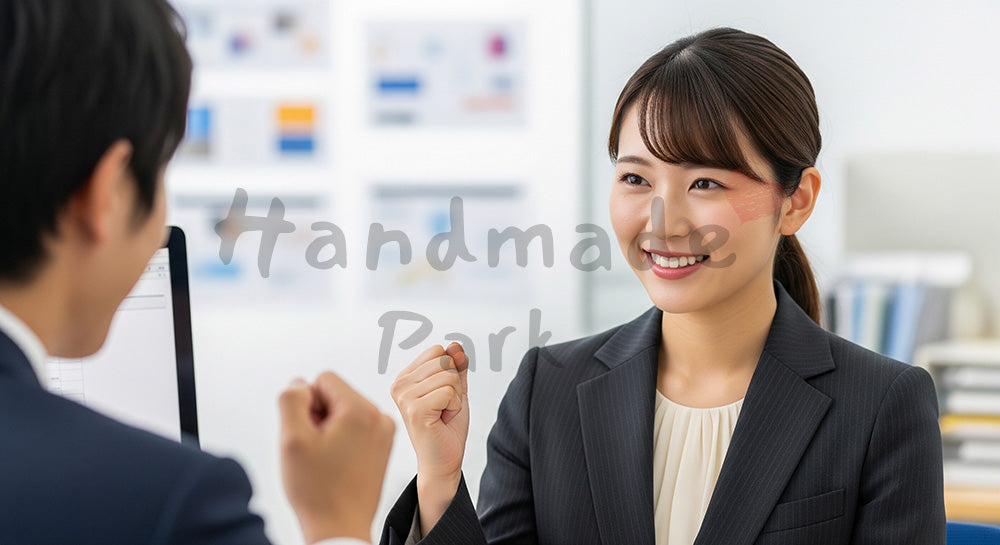 フリー素材 無料 写真｜採用向け 日本人営業が成果を喜ぶチームの明るい職場スナップ写真 シーン｜LP・バナーに使いやすい