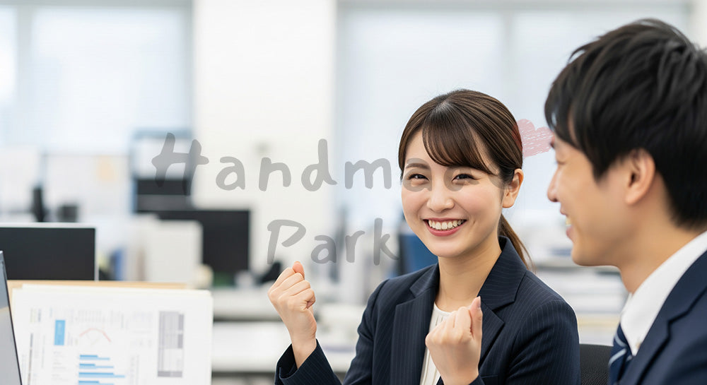 フリー素材 無料 写真|採用向け 日本人営業が成果を喜ぶチームの明るい職場スナップ写真|SNS投稿のアイキャッチ画像向け