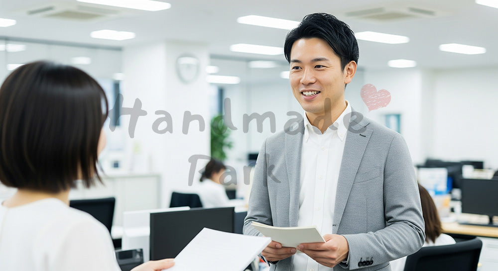 フリー素材 無料 写真｜採用向け 日本のオフィスで営業同士が立ち話共有する親しみある職場写真｜SNS投稿のアイキャッチ画像向け