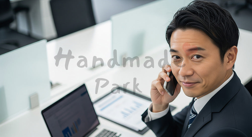 フリー素材 無料 写真｜採用向け 日本人ベテラン営業がフォロー電話後にうなずく信頼感ある仕事写真 シーン｜SNS投稿のアイキャッチ画像向け