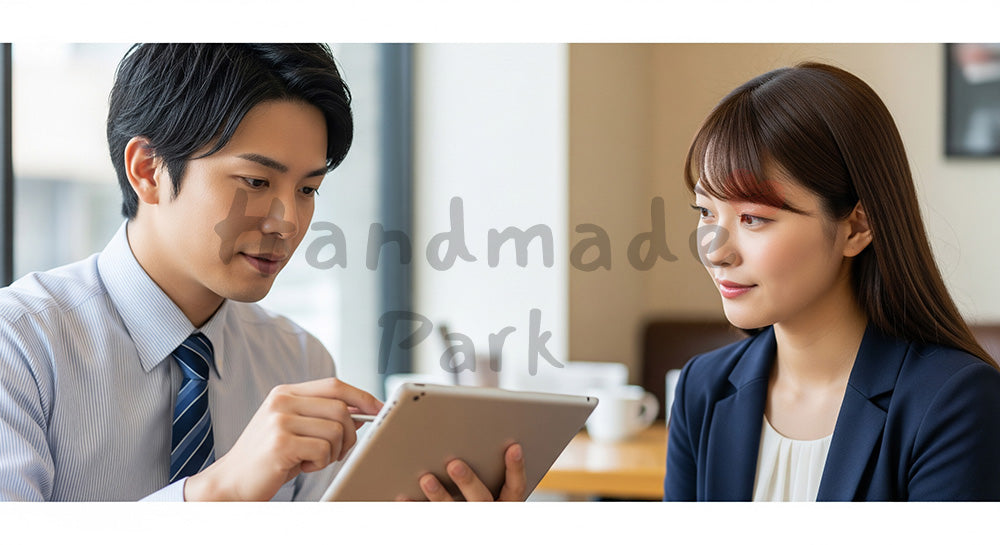 フリー素材 無料 写真|採用向け 日本のカフェでタブレット提案する日本人営業の自然体商談写真|記事・スライドの差し込みに