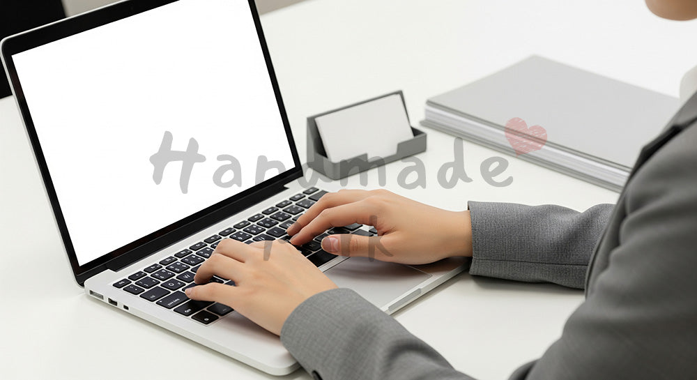 フリー素材 無料 写真｜顔出しなしで使える 日本人女性の営業デスクワーク手元 タイピング素材｜SNS投稿のアイキャッチ画像向け