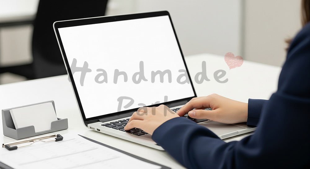 フリー素材 無料 写真｜顔出しなしで使える 日本人女性の営業デスクワーク手元 タイピング素材｜記事・スライドの差し込みに