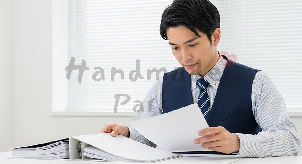 フリー素材 無料 写真｜採用向け 日本人営業が訪問前に資料を整理する準備の実務写真｜LP・バナーに使いやすい