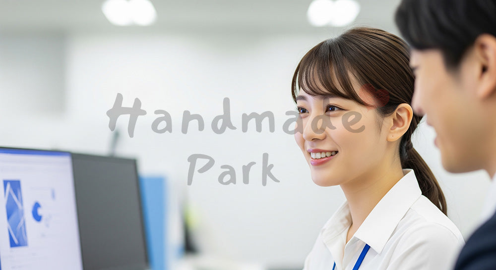 フリー素材 無料 写真|採用向け 日本人若手女性営業がフィードバックを受け成長する明るいオフィス写真|LP・バナーに使いやすい