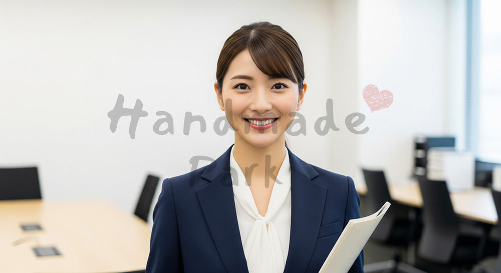 フリー素材 無料 写真|採用向け 日本人女性営業の信頼感あるプロフィール写真 オフィス背景で余白あり|余白たっぷりで見出しが入れやすい