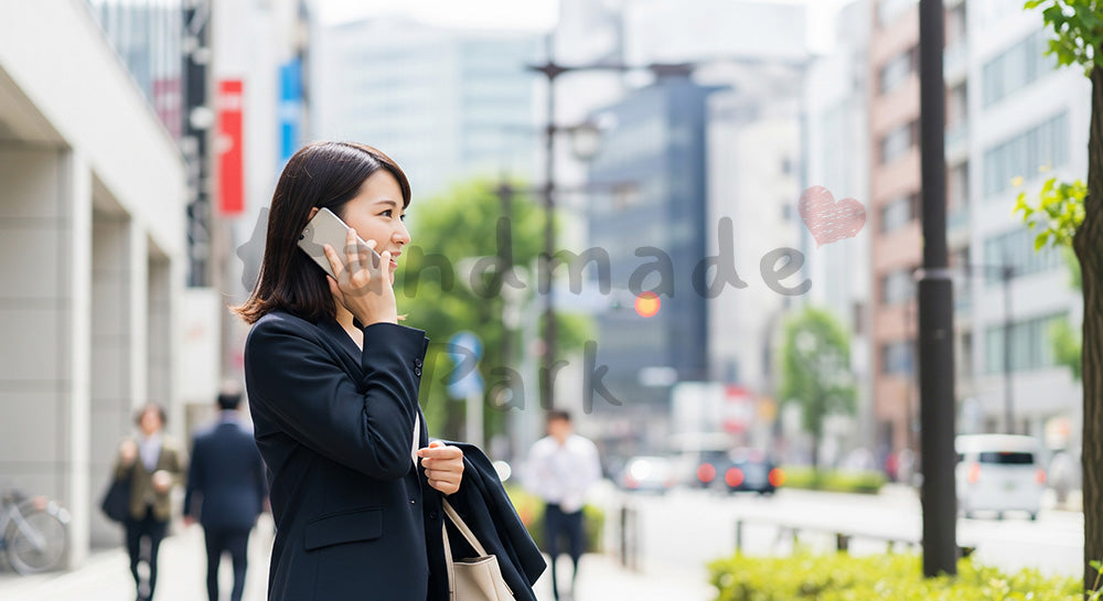 フリー素材 無料 写真｜外回り採用向け 日本の街で電話しながら歩く日本人女性営業のリアルな仕事写真｜記事・スライドの差し込みに