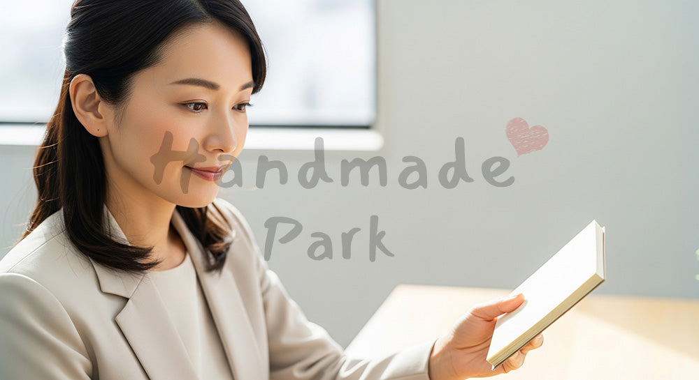 フリー素材 無料 写真|採用向け 日本人ベテラン女性営業が戦略を考える落ち着いたオフィス写真|LP・バナーに使いやすい